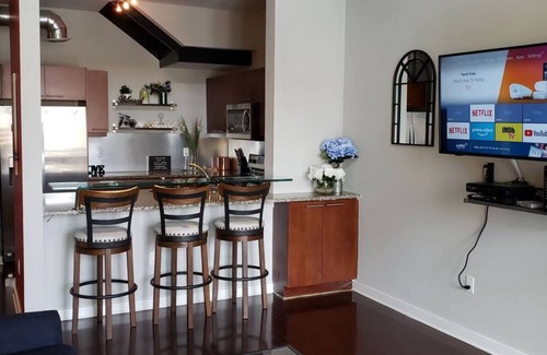 Midtown Apartment | Spacious Atlantic Station Lof5. 15 min from the Battery! w/city views