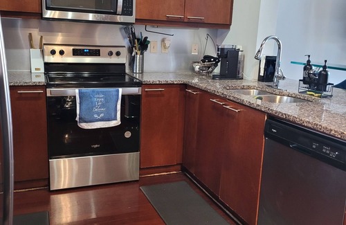Midtown Apartment | Spacious Atlantic Station Lof5. 15 min from the Battery! w/city views