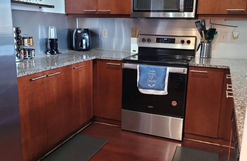 Midtown Apartment | Spacious Atlantic Station Lof5. 15 min from the Battery! w/city views