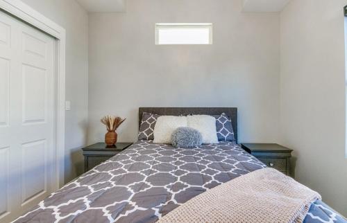 Indianapolis House | Spacious Barndominium walking distance-Lucas Oil!