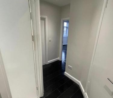High Barnet Apartment | Spacious Barnet Flat in Tudor-Style Building