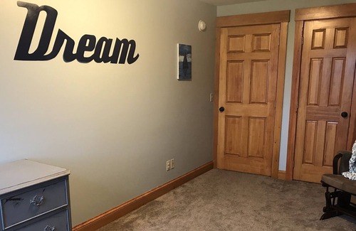 Weeks Mills House | Spacious Beautiful Home - 5 min from the lake!