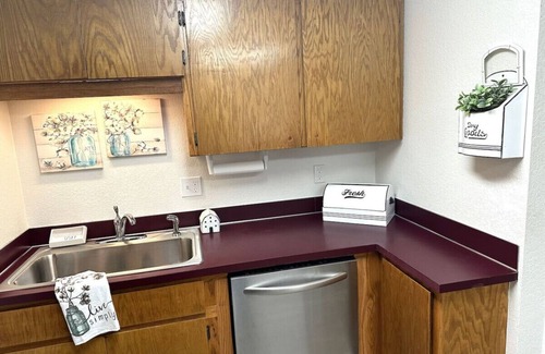Lynden House | Spacious! Breakfast! Hot tub! Comfy! Location!