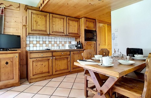 Reberty Apartment | Spacious & Bright Apt near Slopes - Balcony, Pool, Covered Parking