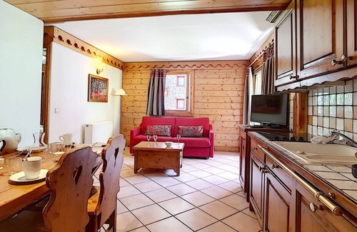 Reberty Apartment | Spacious & Bright Apt near Slopes - Balcony, Pool, Covered Parking