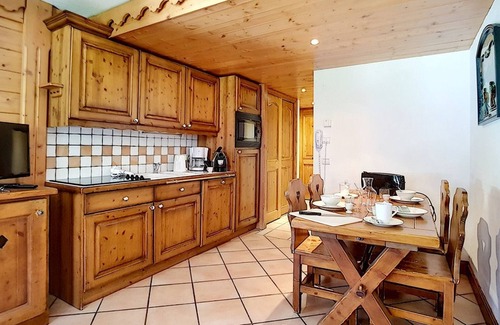 Reberty Apartment | Spacious & Bright Apt near Slopes - Balcony, Pool, Covered Parking