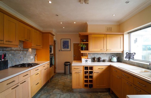 Shoreham-by-Sea House | Spacious bungalow very near the beach with large garden