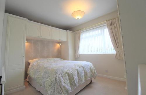 Marple House | Spacious bungalow - private secure garden - sleeps up to 6
