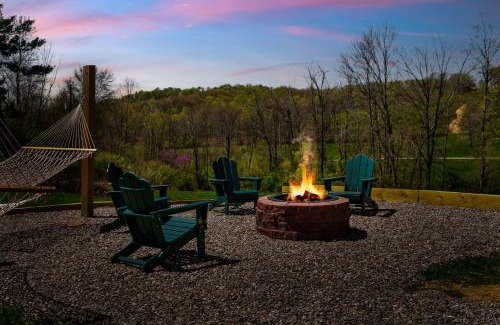 Laurelville Apartment | Spacious Cabin Near Hocking Hills and Caves with Hot Tub and Firepit