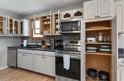 Laurelville Apartment | Spacious Cabin Near Hocking Hills and Caves with Hot Tub and Firepit