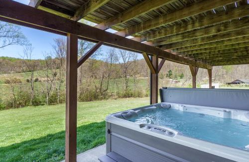 Laurelville Apartment | Spacious Cabin Near Hocking Hills and Caves with Hot Tub and Firepit