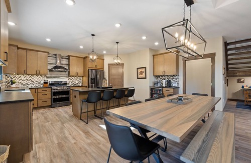 Lead Cabin | Spacious Cabin with AC, Wifi, Hot Tub, Garage & Trail Access