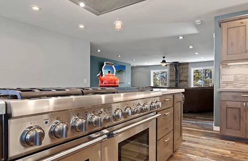 Flagstaff House | Spacious Canyon Peak Pine View Home Game Room Hot Tub