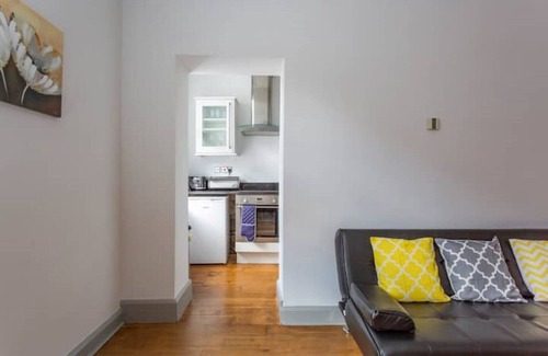 Winchester Apartment | Spacious Central Chic Apartment - Simply Check In