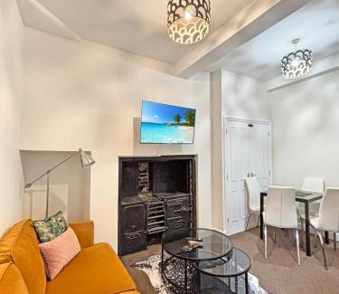 Newark Apartment | Spacious Central Ground Floor Apartment Sleeps 6 - Newark Town Centre - Free Parking - Amaya Twelve