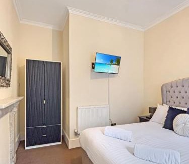 Newark Apartment | Spacious Central Ground Floor Apartment Sleeps 6 - Newark Town Centre - Free Parking - Amaya Twelve