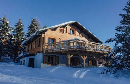 Montgenevre Ski Chalet | Spacious chalet for 10/12 in Montgenevre with games room and home bar!