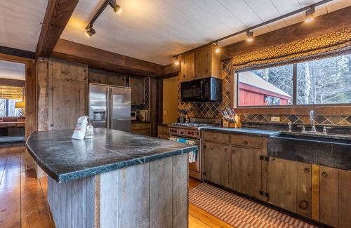 Pelican Key Ski Chalet | Spacious Chalet W/Endless Entertainment THE BARN