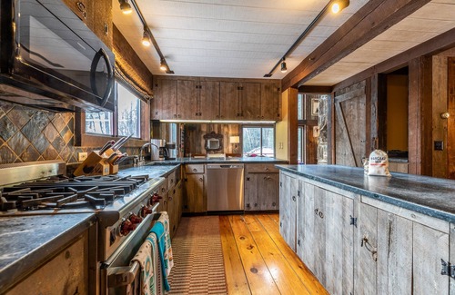 Pelican Key Ski Chalet | Spacious Chalet W/Endless Entertainment THE BARN