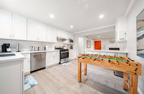 Los Gatos House | Spacious & Classy 4BR Los Gatos Villa: Jetted Tub & Foozball