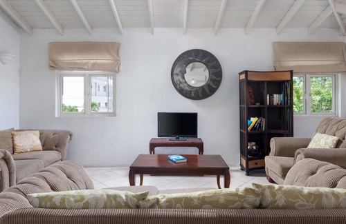 Old Trees Bay Apartment | Spacious Comfortable Apartments Steps From The Beach At Paynes Bay. Sundance