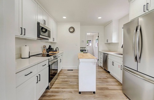 South Tacoma House | Spacious Comfy Home 2br+2ba - 9 min to Tacoma Dome