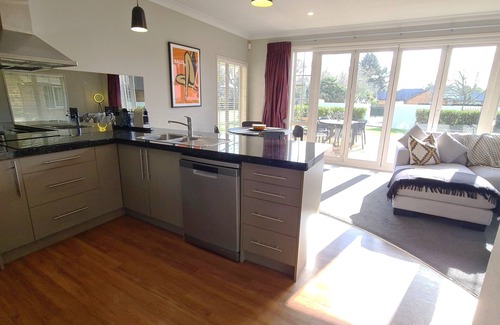 Tamahere Cottage | Spacious Contemporary Retreat