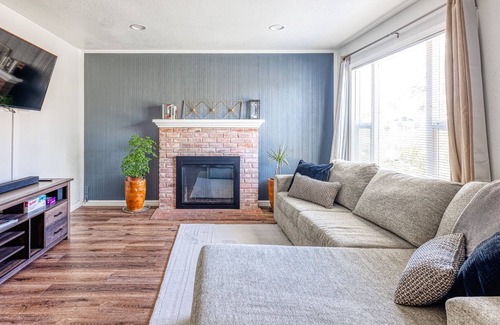 Southeastern Sacramento House | Spacious + Cozy Bungalow in Historic Oak Park District
