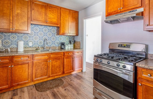 Southeastern Sacramento House | Spacious + Cozy Bungalow in Historic Oak Park District