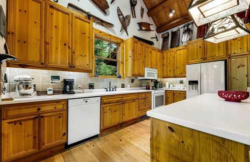 Granite Ridge House | Spacious Cozy Cabin w/Deck, Private Hot Tub, Grill - Amazing In-Village Locale