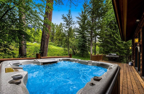 Granite Ridge House | Spacious Cozy Cabin w/Deck, Private Hot Tub, Grill - Amazing In-Village Locale