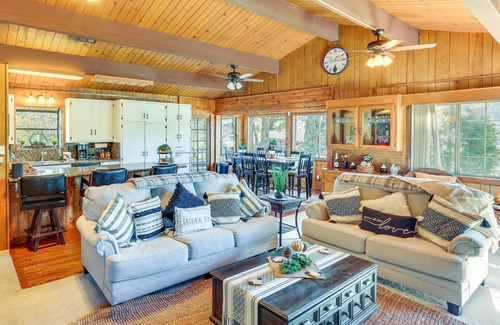 Crestline House | Spacious Crestline Retreat: 1 Mi to Lake Gregory