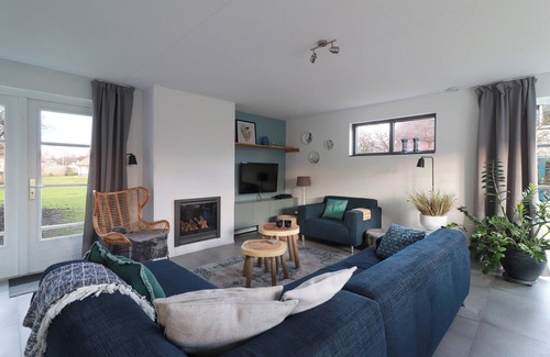 Makkum Cabin | Spacious Deluxe Dune Villa for 8 persons with a private sauna and whirlpool, located at luxurious Beach Resort Makkum by the IJsselmeer.