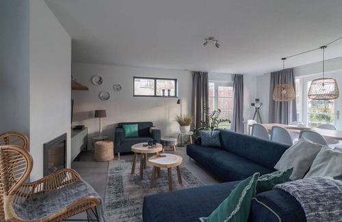 Makkum Cabin | Spacious Deluxe Dune Villa for 8 persons with a private sauna and whirlpool, located at luxurious Beach Resort Makkum by the IJsselmeer.