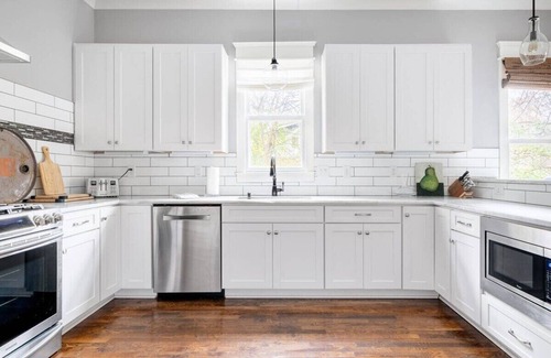 Eastwood House | Spacious Dog Friendly 3 BR Townhome, Grill, Patio 3 Blocks to Grocer, 5 Mins to