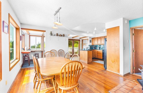 Oceanside House | Spacious dog-friendly home with ocean views, sauna, wood stove & WIFI