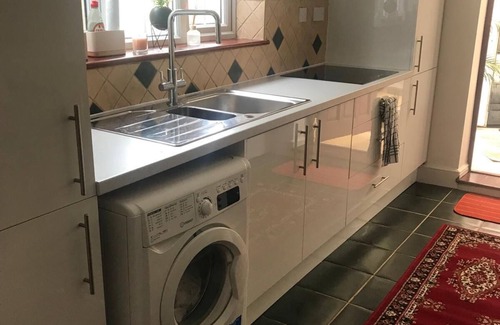 Cray Valley West Apartment | Spacious Double Room with Dedicated Bathroom R-1