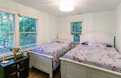 Chapel Hill House | Spacious downtown apt A next to Franklin st.