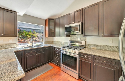 San Marcos House | Spacious Dual Master, 4 Bedroom home near beaches, legoland, golf, lake