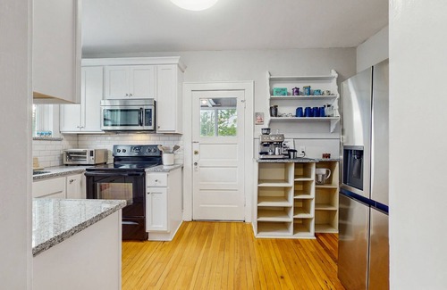 Riverside House | Spacious duplex with private balcony, washer & dryer, and WiFI