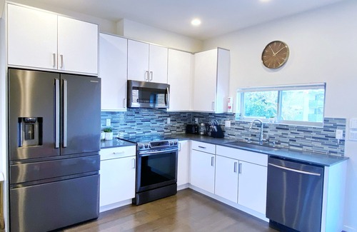 South Delridge House | Spacious & Elegant Seattle Gem Private Rooftop Retreat