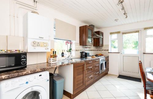 Hanwell Apartment | Spacious en-suite in a 5-Bedroom House at Hanwell (2nd Floor)