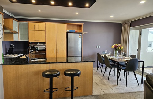 Miramar Apartment | Spacious Executive Modern Home, City Fringe!