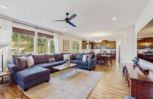 Newberg House | Spacious family-friendly home w/enclosed backyard, gas grill, fire pit & WIFI