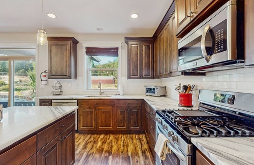 Newberg House | Spacious family-friendly home w/enclosed backyard, gas grill, fire pit & WIFI