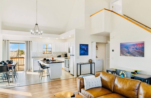 Valle House | Spacious Family Getaway 30 Mins to Grand Canyon- Full Kitchen, A/C, Arcade, W/D