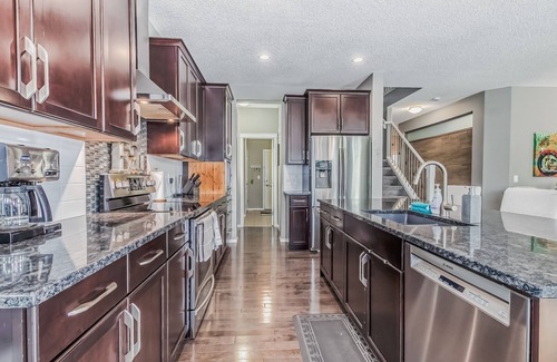 Auburn Bay House | Spacious Family Getaway for 10 with Hot Tub, Lake, Gazebo, King Master