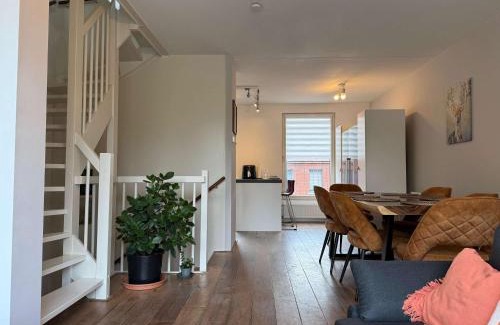 Stratum House | Spacious Family Home and Free Parking in Eindhoven