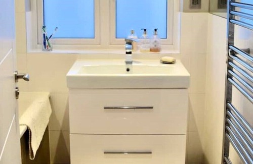 Bedford House | Spacious Family Home in Great Location