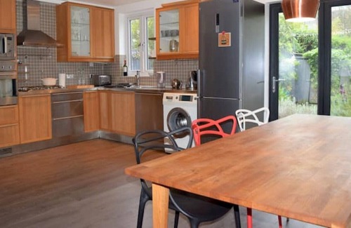 Bedford House | Spacious Family Home in Great Location